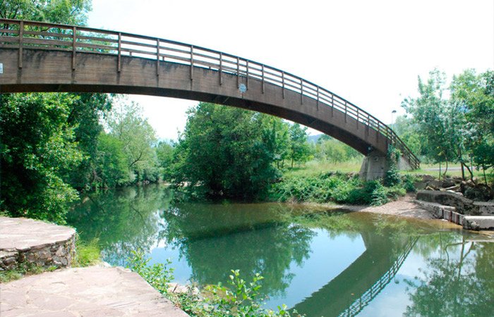 Puente de madera sobre el Río Pas